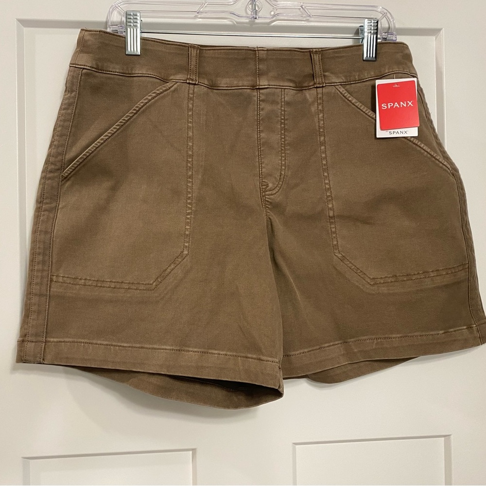 NWT SPANX 6 inch stretch shorts. Color cedar. Size large.